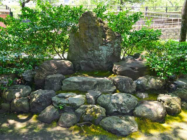西郷従道邸庭園跡庭石の写真